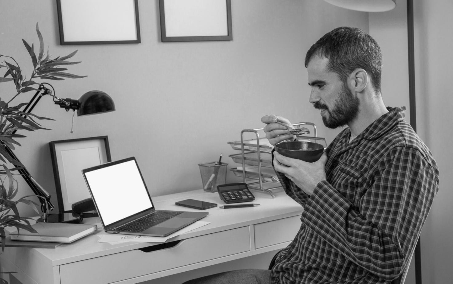 Profesionales trabajando en análisis financiero